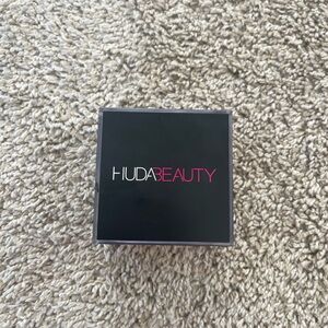 NWOT Huda Beauty Easy Bake Powder